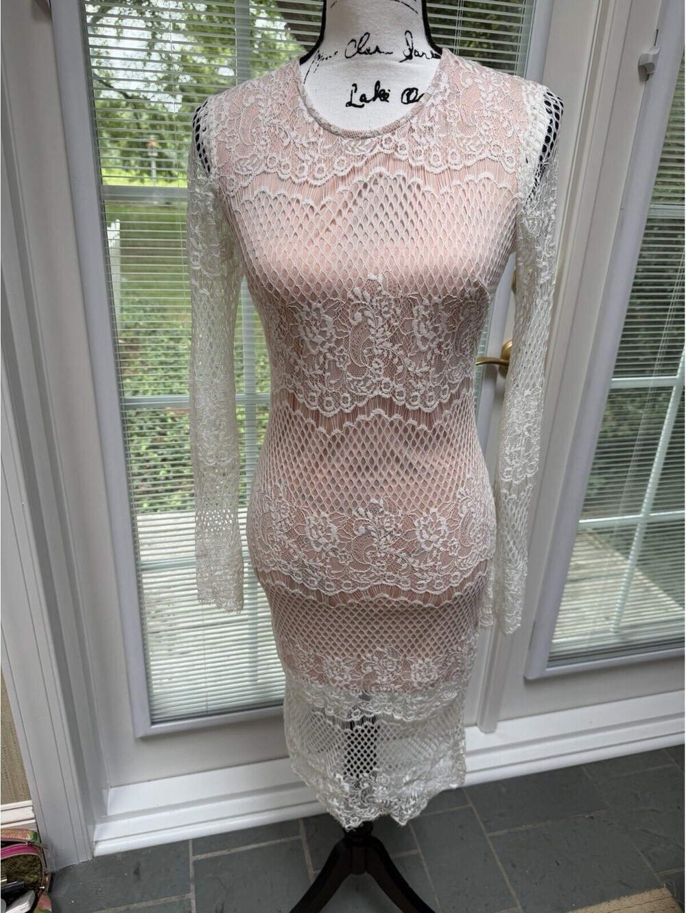 Glamorous Peach White Lace Long Sleeve Back Zip Midi Dress. Size XS. NWT